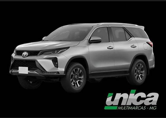 TOYOTA HILUX SW4 2.8 D-4D TURBO DIESEL SRX PLATINUM 7L 4X4 AUTOMÁTICO